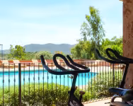 Vélos d'appartement face à la piscine et aux montagnes
