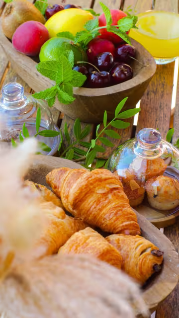 Corbeilles de viennoiseries et de fruits frais